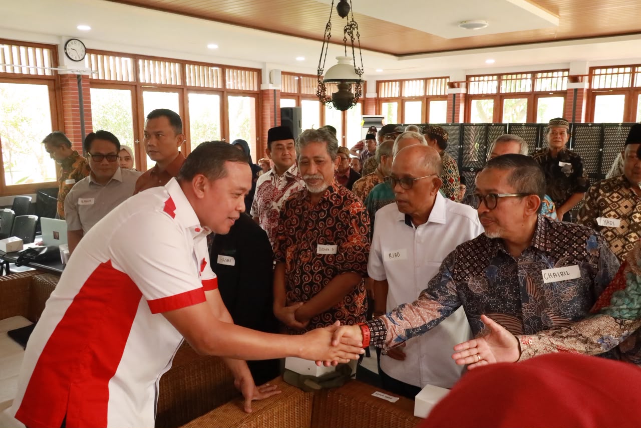 Bekasi - Wali Kota Bekasi Tri Adhianto berencana berkantor di tingkat RW mulai Januari 2027 untuk menyerap aspirasi warga dan mengawal efektivitas program Lingkar Keren. Foto: Ist/Gobekasi.id.