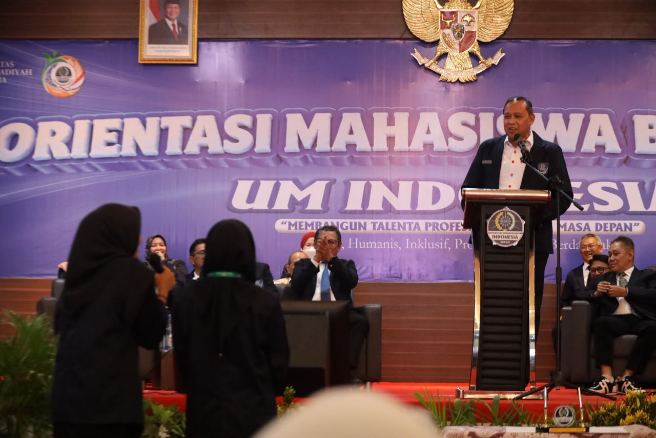 Bekasi - Wali Kota Bekasi Tri Adhianto saat memberikan pidato dalam orientasi mahasiswa baru Universitas Muhammadiyah (UM) Indonesia, Sabtu (19/9/2026). Foto: Ist/Gobekasi.id.