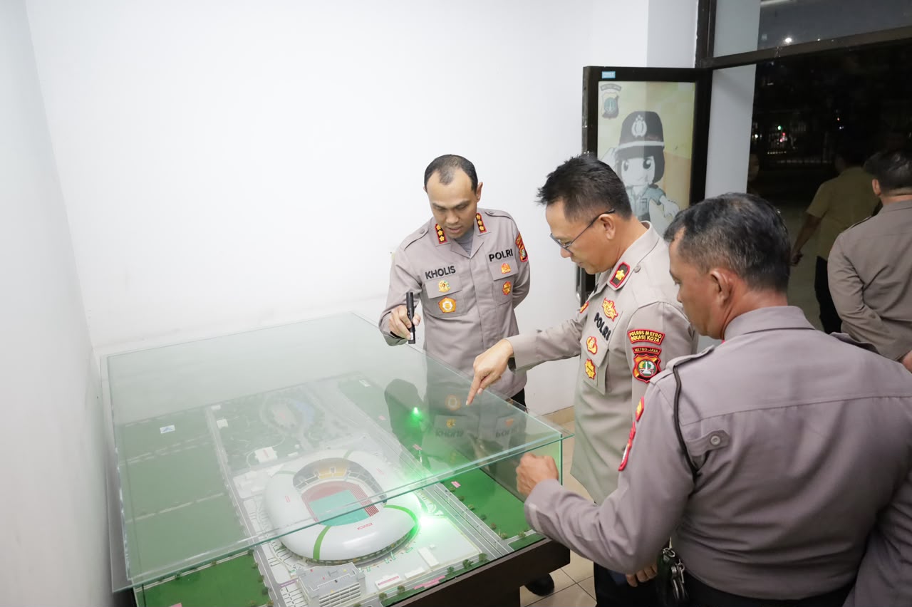 Bekasi - Laga Semen Padang FC vs PSIS Semarang di Stadion Patriot Candrabhaga dibalut agenda Sport Tourism. Polres Bekasi Kota menggandeng IKM dan Dinpar menghadirkan 30 UMKM. Foto: Ist/Gobekasi.id.