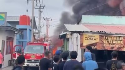 Bekasi - Kebakaran pabrik pengolahan plastik yang terletak di Jalan Citarik, Kecamatan Cikarang Timur, Kabupaten Bekasi, pada Minggu (20/9/2026). Foto: Ist/Gobekasi.id.