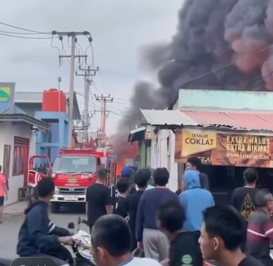 Bekasi - Kebakaran pabrik pengolahan plastik yang terletak di Jalan Citarik, Kecamatan Cikarang Timur, Kabupaten Bekasi, pada Minggu (20/9/2026). Foto: Ist/Gobekasi.id.