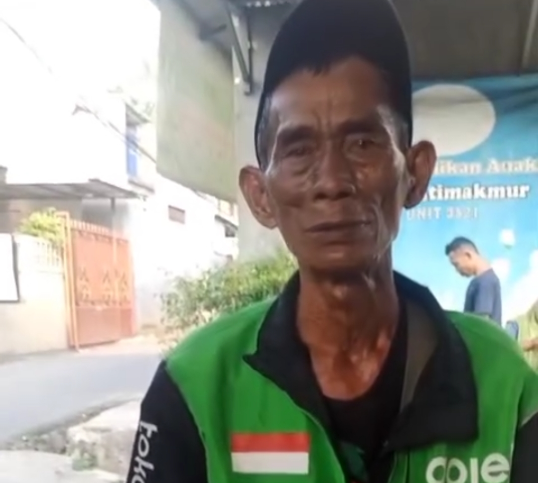 Bekasi - Seorang pengemudi ojek online (ojol) diduga menjadi korban hipnotis di kawasan Kodau, Kelurahan Jatimakmur, Kecamatan Pondok Gede, Kota Bekasi, Minggu (20/9/2026). Foto: Ist/Gobekasi.id.
