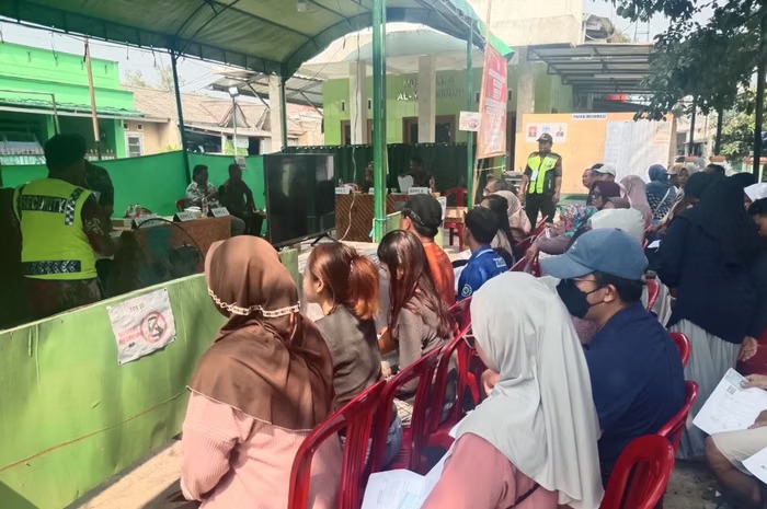Bekasi - Pilkades Serentak 2026 di 154 desa Kabupaten Bekasi berlangsung kondusif. Partisipasi pemilih mencapai 95 persen diiringi suksesnya uji coba TPS Digital. Foto: Ist/Gobekasi.id.