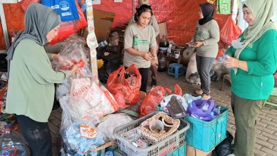 Bekasi - Sampah plastik yang tak lagi memiliki nilai jual dimanfaatkan Kelompok Bank Sampah Unit (BSU) Gempita di Perumahan Puri Gading Cluster Villa Carita, RT 05/RW 08, Kelurahan Jatimelati, Kecamatan Pondok Melati, Kota Bekasi, untuk diolah menjadi bahan bakar minyak (BBM). Foto: Septian/Gobekasi.id.