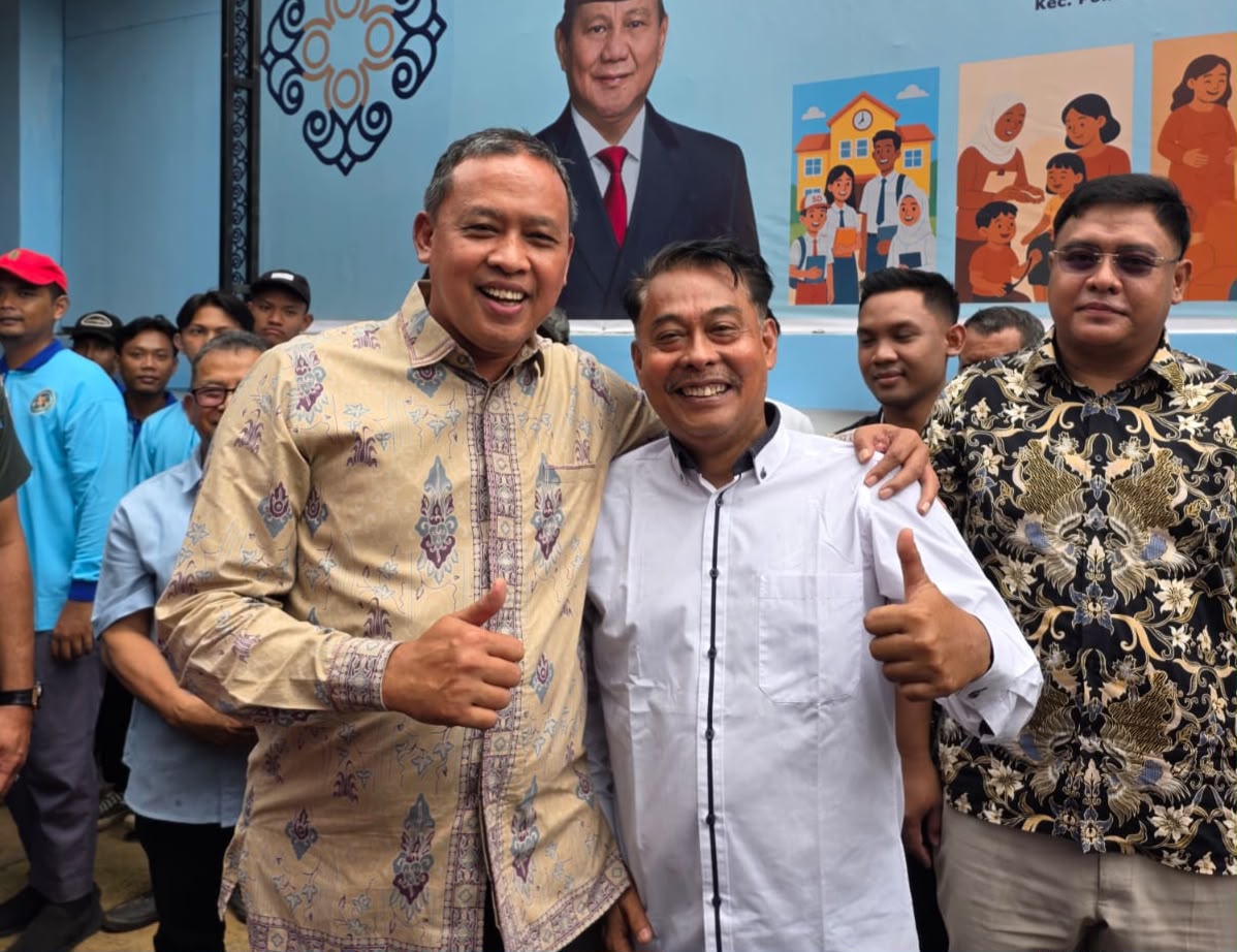 Bekasi - Ketua Kadin Kota Bekasi, Qadar Ruslan Siregar bersama Wali Kota Bekasi Tri Adhianto. Foto: Ist/Gobekasi.id.