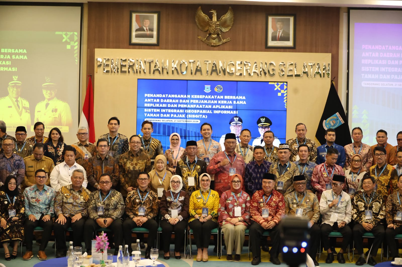 Bekasi - Wali Kota Bekasi Tri Adhianto menghadiri langsung penandatanganan kesepakatan bersama antar daerah terkait pemanfaatan aplikasi SISGITA di Balai Kota Tangerang Selatan pada Senin (21/9/2026). Foto: Ist/Gobekasi.id.