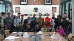 Bekasi - LSM SOMASI mengapresiasi Kepala Kantah Kota Bekasi Tarbarita Simorangkir yang menemui warga dan memproses pemblokiran SHM sengketa Kayuringin Jaya, Senin (21/9/2026). Foto: Ist/Gobekasi.id.