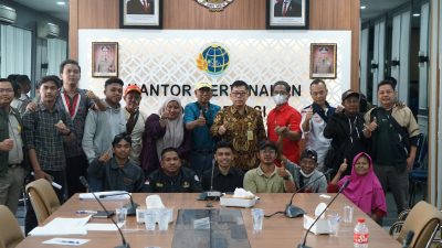 Bekasi - LSM SOMASI mengapresiasi Kepala Kantah Kota Bekasi Tarbarita Simorangkir yang menemui warga dan memproses pemblokiran SHM sengketa Kayuringin Jaya, Senin (21/9/2026). Foto: Ist/Gobekasi.id.
