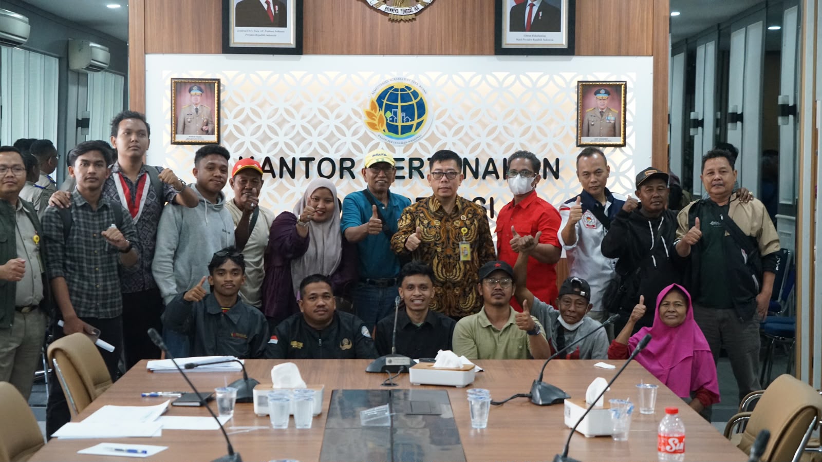 Bekasi - LSM SOMASI mengapresiasi Kepala Kantah Kota Bekasi Tarbarita Simorangkir yang menemui warga dan memproses pemblokiran SHM sengketa Kayuringin Jaya, Senin (21/9/2026). Foto: Ist/Gobekasi.id.