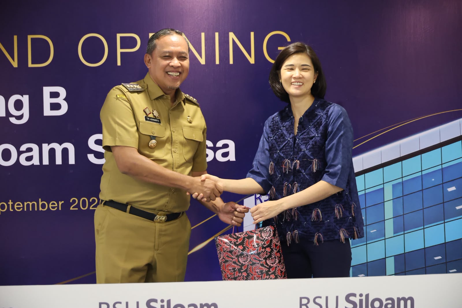 Bekasi - Wali Kota Bekasi Tri Adhianto bersama CEO sekaligus Wakil Presiden Direktur Siloam Hospitals Group Caroline Rady saat meresmikan Gedung B RS Siloam Sentosa Bekasi, Selasa (22/9/2026). Foto: Ist/Gobekasi.id.