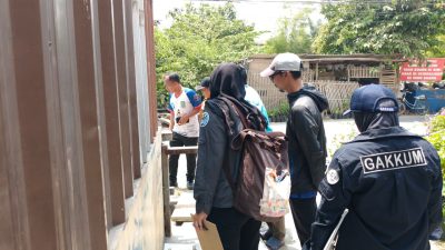 Bekasi - DLH Kota Bekasi memeriksa restoran setelah menerima aduan online dan mengambil sampel air Kali Abang 2 untuk mengecek pengelolaan lingkungan. Foto: Ist/Gobekasi.id.