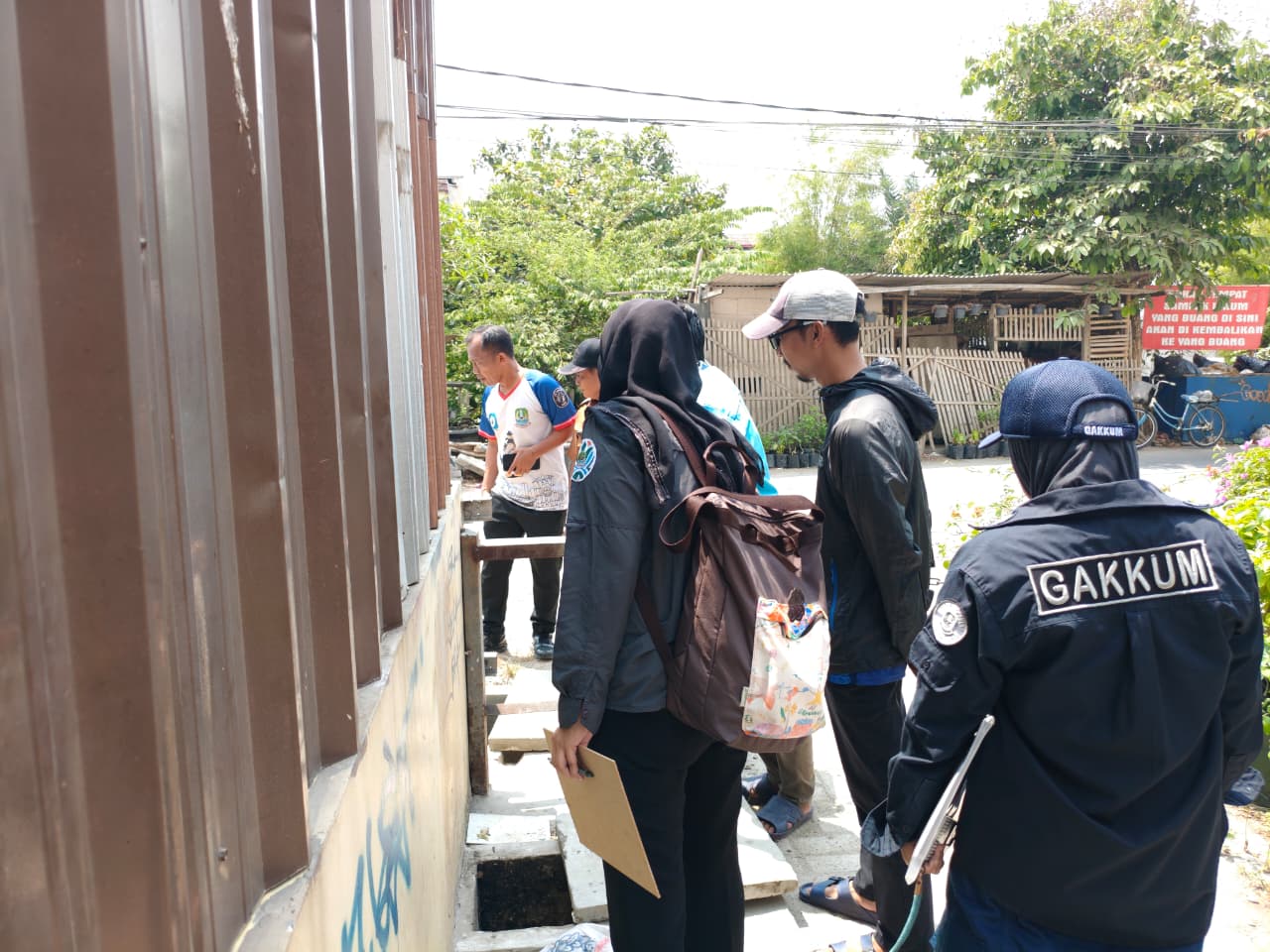 Bekasi - DLH Kota Bekasi memeriksa restoran setelah menerima aduan online dan mengambil sampel air Kali Abang 2 untuk mengecek pengelolaan lingkungan. Foto: Ist/Gobekasi.id.