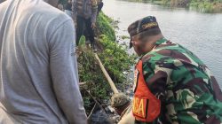 Bekasi - Warga Kampung Sembilangan, Babelan, Bekasi, menemukan jasad bayi di aliran kali, Selasa (22/9/2026). Polisi mengevakuasi dan menyelidiki kronologi penemuan. Foto: Ist/Gobekasi.id.