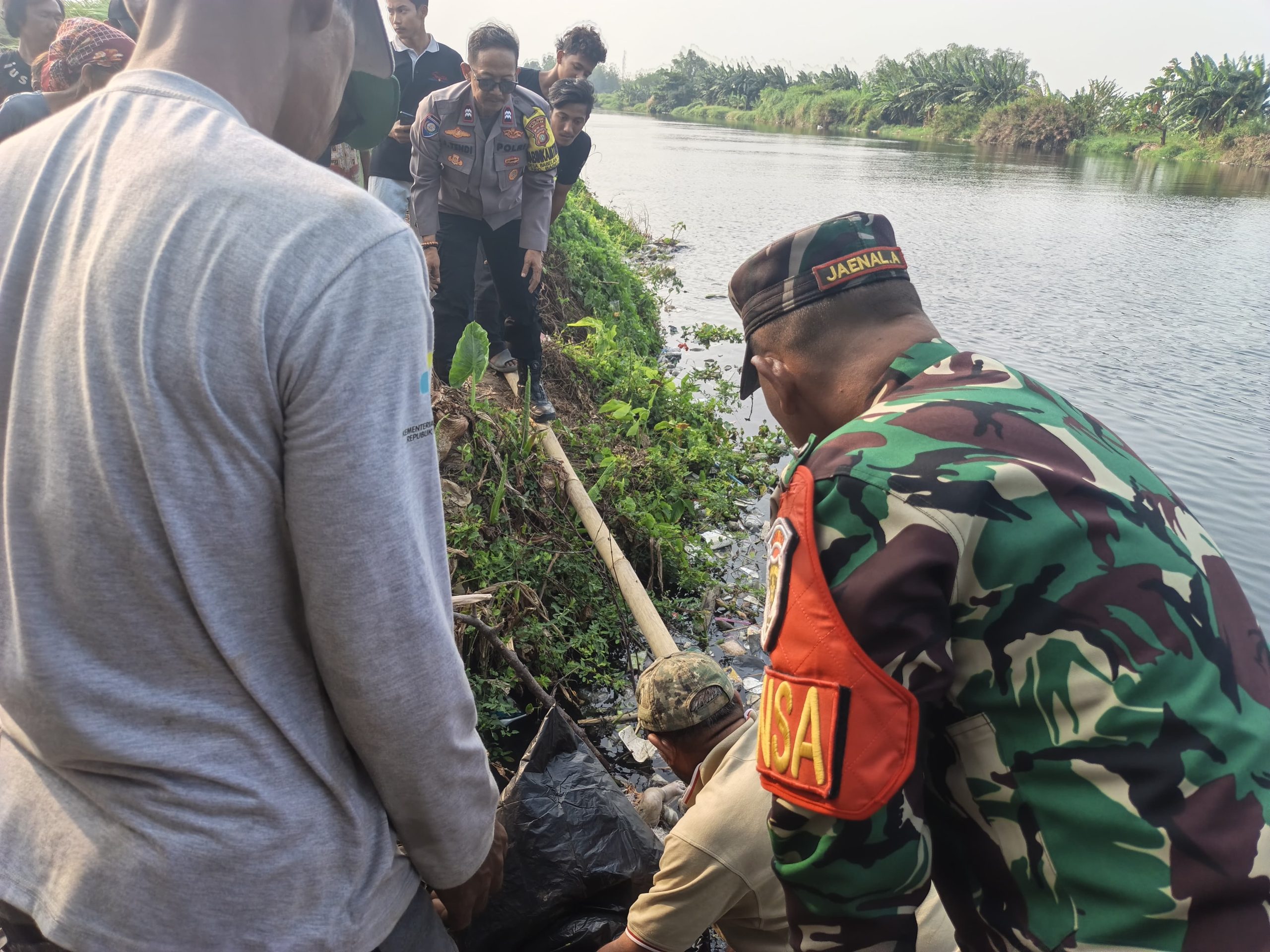 Bekasi - Warga Kampung Sembilangan, Babelan, Bekasi, menemukan jasad bayi di aliran kali, Selasa (22/9/2026). Polisi mengevakuasi dan menyelidiki kronologi penemuan. Foto: Ist/Gobekasi.id.