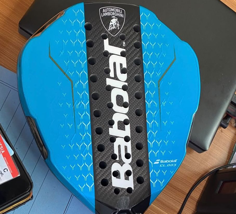 Bekasi - Barang bukti Raket Padel senilai Rp30 juta yang dicuri oleh komplotan pelaku di Bekasi. Foto: Ist/Gobekasi.id.