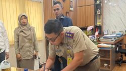 Bekasi - Kepala Kantah Kota Bekasi Tarbarita Simorangkir menandatangani Surat Pernyataan Pelepasan Hak Atas Tanah bersama Muhammad Sena Birutama Taher dari PT Pertamina (Persero) cq. Kementerian Energi dan Sumber Daya Mineral. Foto: Ist/Gobekasi.id.