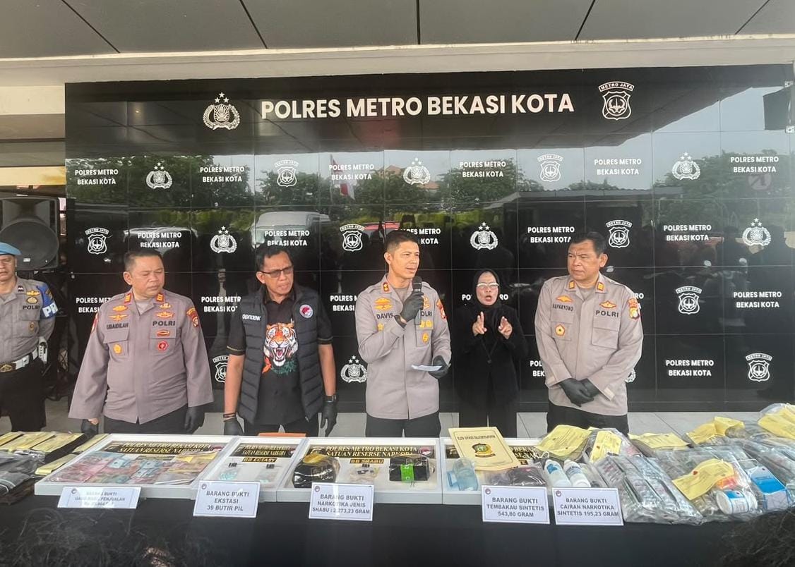 Bekasi - Polres Metro Bekasi Kota mengamankan 74 tersangka dalam pengungkapan kasus narkoba selama Operasi Nila Jaya 2026. Operasi berlangsung selama 15 hari, sejak 9 hingga 23 September 2026. Foto: Septian/Gobekasi.id.