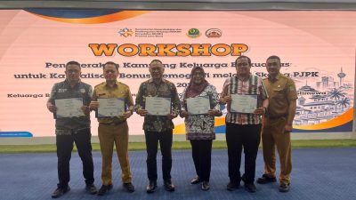 Bekasi - Kepala DPPKB Kota Bekasi Kusnanto menerima lima penghargaan dari Kantor Perwakilan BKKBN Provinsi Jawa Barat dalam Workshop Penggerakan Kampung Keluarga Berkualitas untuk Kapitalisasi Bonus Demografi melalui Skema PJPK Tahun 2026. Foto: Ist/Gobekasi.id.