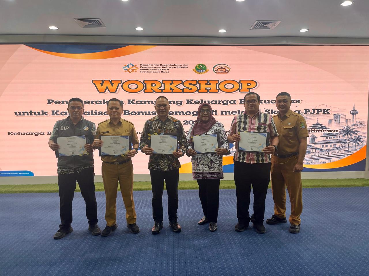 Bekasi - Kepala DPPKB Kota Bekasi Kusnanto menerima lima penghargaan dari Kantor Perwakilan BKKBN Provinsi Jawa Barat dalam Workshop Penggerakan Kampung Keluarga Berkualitas untuk Kapitalisasi Bonus Demografi melalui Skema PJPK Tahun 2026. Foto: Ist/Gobekasi.id.