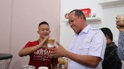 Bekasi - Wali Kota Bekasi Tri Adhianto memberikan apresiasi kepada MI-Caf 13 persen, usaha kuliner yang membuka kesempatan bagi penyandang disabilitas untuk bekerja dan mengembangkan keterampilan. Foto: Ist/Gobekasi.id.