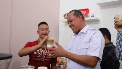 Bekasi - Wali Kota Bekasi Tri Adhianto memberikan apresiasi kepada MI-Caf 13 persen, usaha kuliner yang membuka kesempatan bagi penyandang disabilitas untuk bekerja dan mengembangkan keterampilan. Foto: Ist/Gobekasi.id.