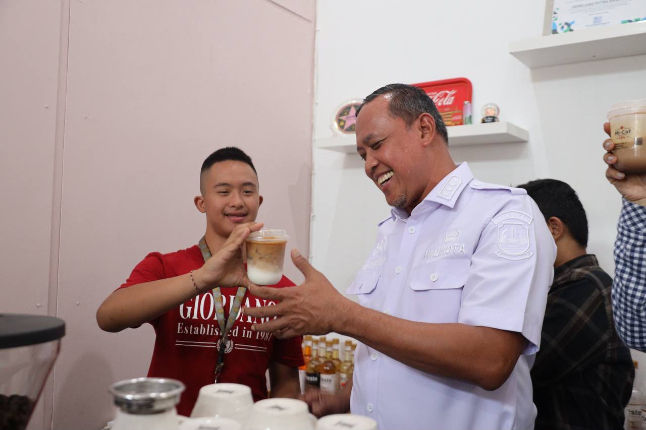 Bekasi - Wali Kota Bekasi Tri Adhianto memberikan apresiasi kepada MI-Caf 13 persen, usaha kuliner yang membuka kesempatan bagi penyandang disabilitas untuk bekerja dan mengembangkan keterampilan. Foto: Ist/Gobekasi.id.