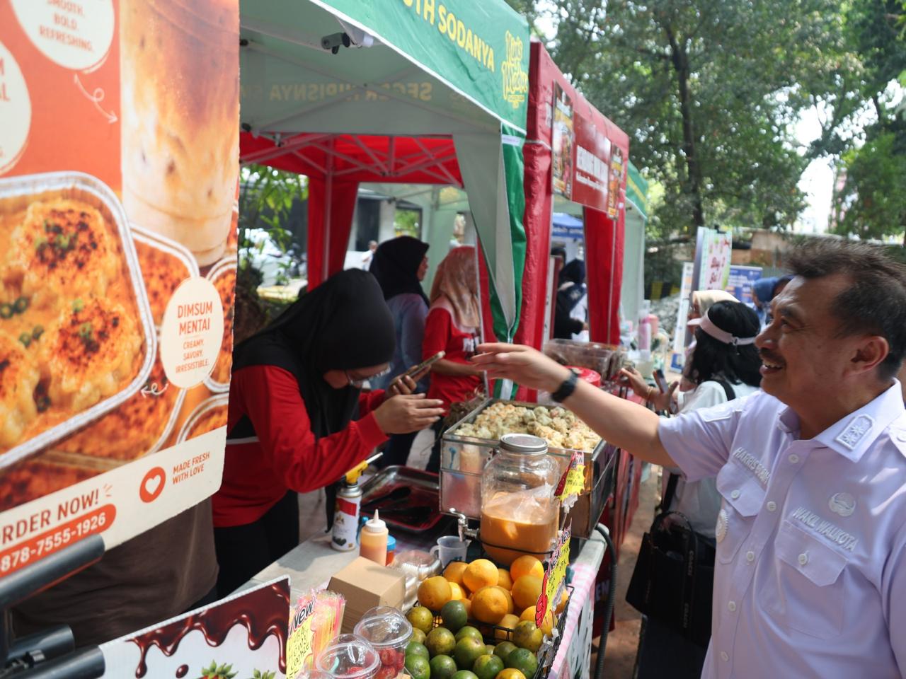 Bekasi - Wakil Wali Kota Bekasi Abdul Harris Bobihoe menyambangi di Taman Kota Alun-Alun M Hasibuan, Bekasi Selatan, Rabu (23/09/2026). Foto: Ist/Gobekasi.id.