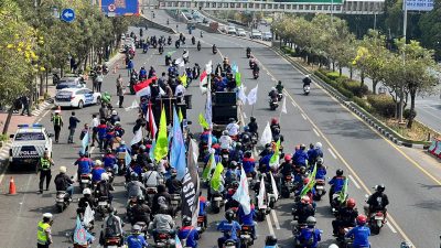 Bekasi - Massa buruh Bekasi bertolak ke Jakarta melintasi Jalan Ahmad Yani, Bekasi Selatan, Kota Bekasi, Kamis (24/9/2026). Foto: Septian/Gobekasi.id.
