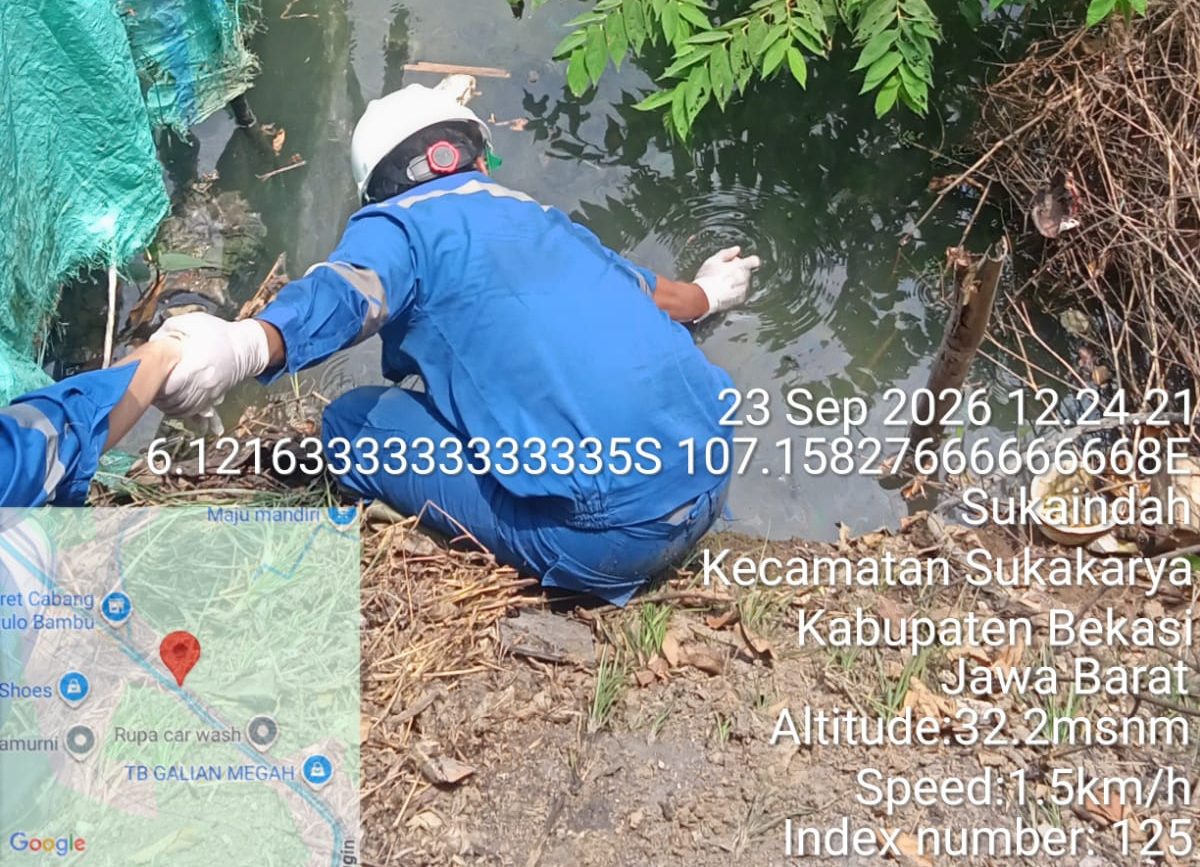 Bekasi - Tim penegakan hukum lingkungan pada KLH mengambil sampel air yang diduga tercemar limbah Bahan Berbahaya dan Beracun (B3) di aliran Sungai Bendung Srengseng Hilir, Kabupaten Bekasi, Rabu (23/9/2026). Foto: Ist/Gobekasi.id.