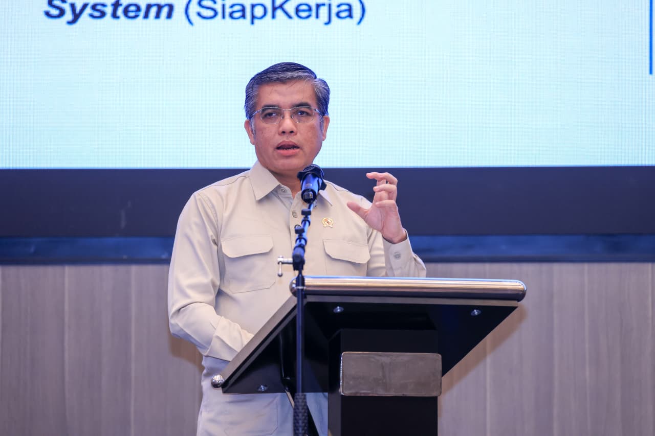 Bekasi - Menteri Ketenagakerjaan Yassierli dalam Pembekalan Calon Hakim Ad Hoc Pengadilan Hubungan Industrial di Jakarta pada Rabu (23/9/2026). Acara tersebut diinisiasi oleh Ditjen PHI Kemnaker bekerja sama dengan Ditjen Badilum Mahkamah Agung. Foto: Ist/Gobekasi.id.