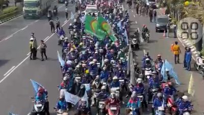 Bekasi - Massa buruh Bekasi bertolak ke Jakarta melintasi Jalan Ahmad Yani, Bekasi Selatan, Kota Bekasi, Kamis (24/9/2026). Foto: Septian/Gobekasi.id.