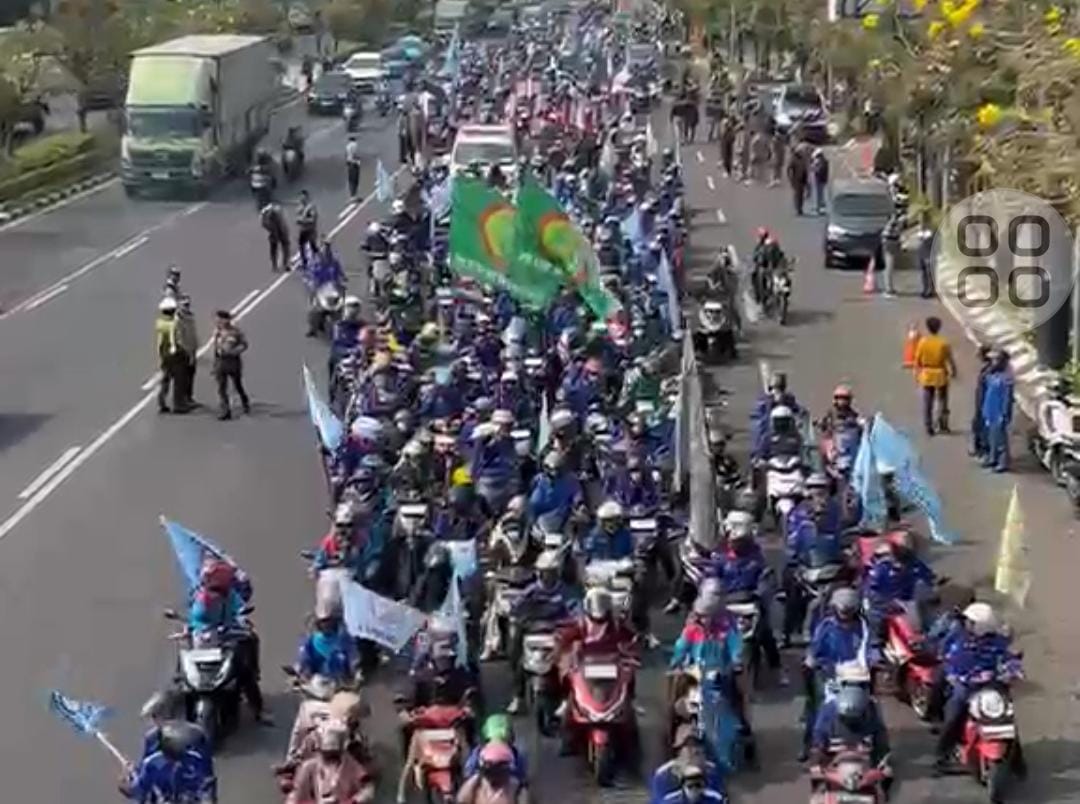Bekasi - Massa buruh Bekasi bertolak ke Jakarta melintasi Jalan Ahmad Yani, Bekasi Selatan, Kota Bekasi, Kamis (24/9/2026). Foto: Septian/Gobekasi.id.