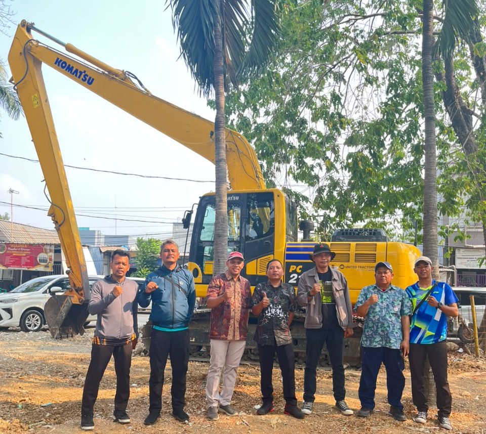 Bekasi - DBMSDA Kota Bekasi bersama dengan Ketua Panpel Cabor Triathlon meninjau kembali progres persiapan venue di Danau Duta Harapan, Bekasi Utara. Foto: Gobekasi.id.