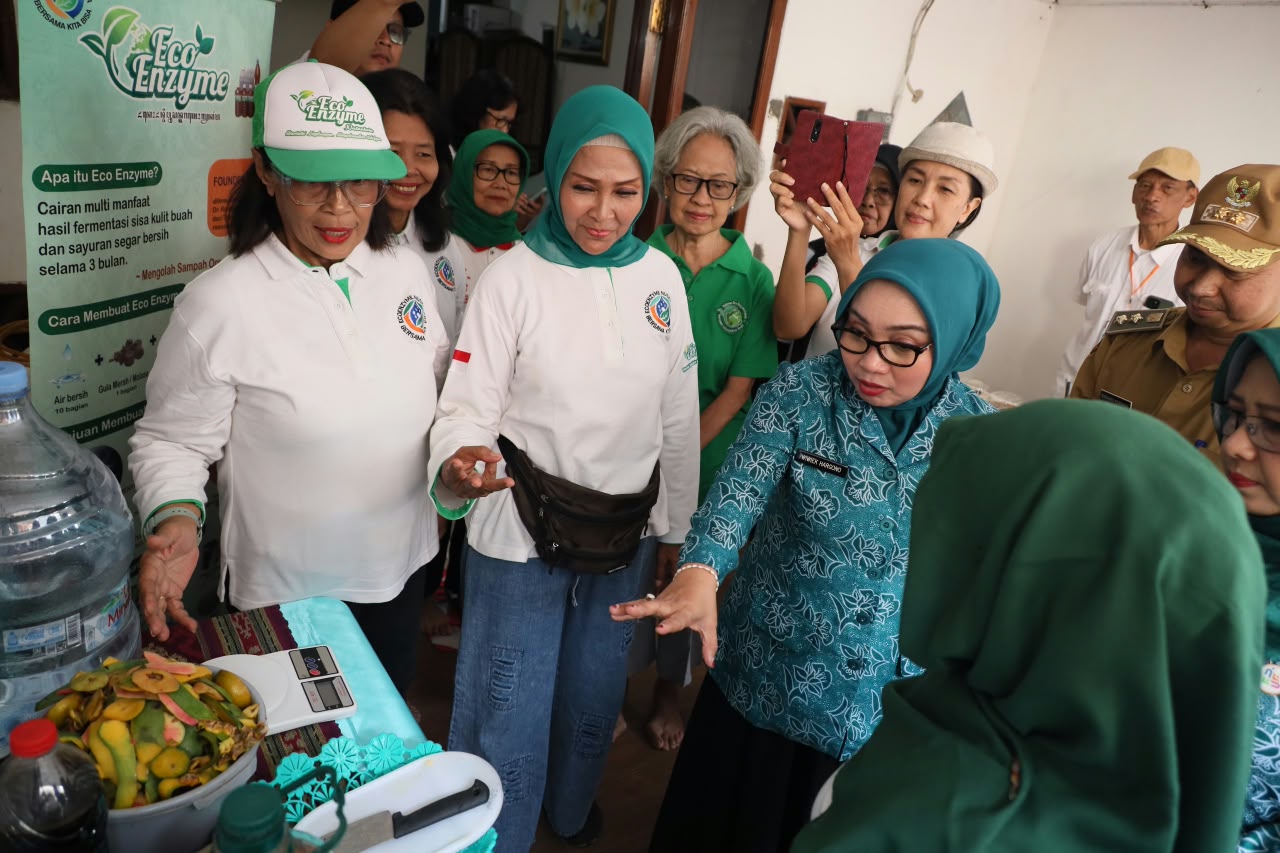 Bekasi - Ketua TP PKK Kota Bekasi, Wiwiek Hargono Tri Adhianto, bersama tim penilai melaksanakan kunjungan lapangan dalam rangka Lomba Anugerah Gapura Sri Baduga. Peninjauan tersebut berlangsung di wilayah Kecamatan Bekasi Barat pada Rabu (23/9/2026). Foto: Ist/Gobekasi.id.