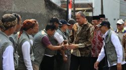 Bekasi - Wali Kota Bekasi Tri Adhianto saat menemui masyarakat di lingkungan. Foto: Ist/Gobekasi.id.