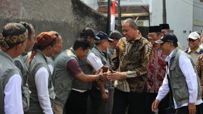 Bekasi - Wali Kota Bekasi Tri Adhianto saat menemui masyarakat di lingkungan. Foto: Ist/Gobekasi.id.