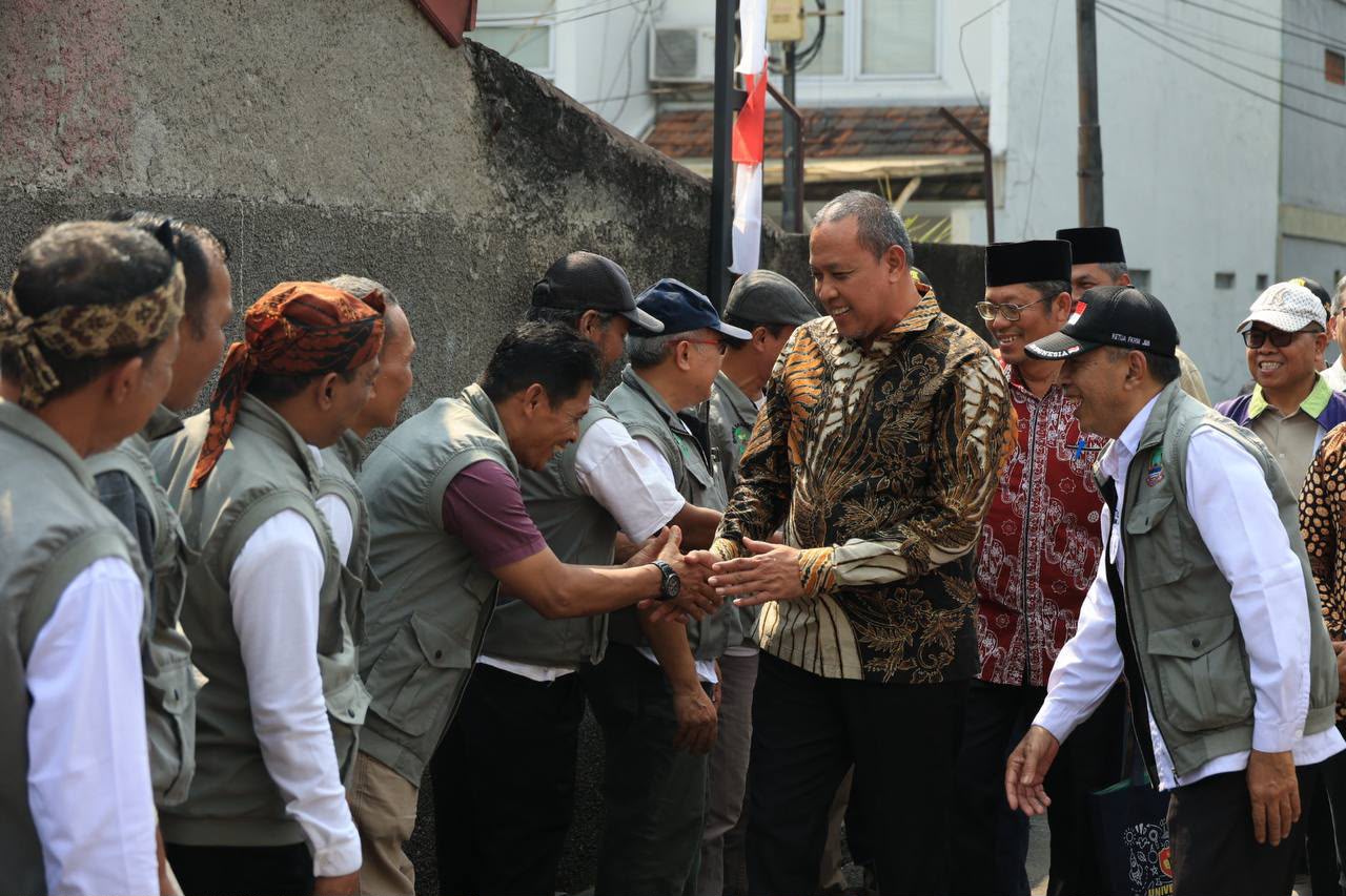 Bekasi - Wali Kota Bekasi Tri Adhianto saat menemui masyarakat di lingkungan. Foto: Ist/Gobekasi.id.