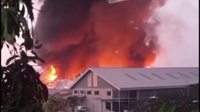 Bekasi - Gudang marketplace di Jalan Soka, Kawasan Industri Delta Silicon 3, Cikarang Pusat, Bekasi, terbakar pada Jumat (25/9/2026) subuh. Foto: Ist/Gobekasi.id.