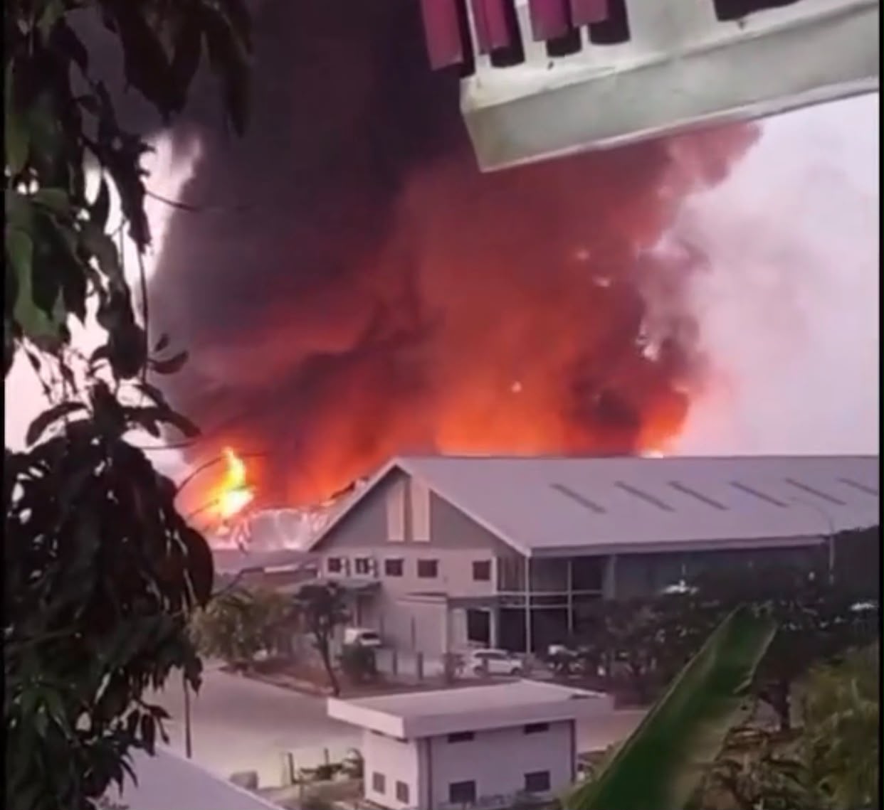 Bekasi - Gudang marketplace di Jalan Soka, Kawasan Industri Delta Silicon 3, Cikarang Pusat, Bekasi, terbakar pada Jumat (25/9/2026) subuh. Foto: Ist/Gobekasi.id.