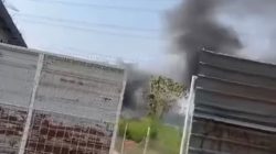 Bekasi - Aktivitas pembakaran sampah berulang terpantau berlangsung di lokasi Tempat Pembuangan Sementara (TPS) ilegal yang berada persis di bibir aliran Kali Bekasi, Kelurahan Kebalen, Kecamatan Babelan, Jumat (25/9/2026). Foto: Ist/Gobekasi.id.