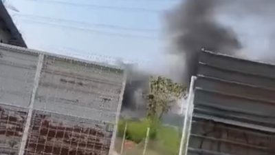 Bekasi - Aktivitas pembakaran sampah berulang terpantau berlangsung di lokasi Tempat Pembuangan Sementara (TPS) ilegal yang berada persis di bibir aliran Kali Bekasi, Kelurahan Kebalen, Kecamatan Babelan, Jumat (25/9/2026). Foto: Ist/Gobekasi.id.