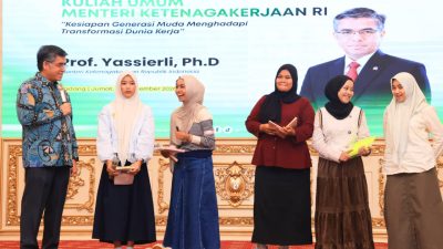 Bekasi - Menteri Ketenagakerjaan (Menaker) Yassierli saat menyampaikan kuliah umum di Universitas Baiturrahmah, Padang, Jumat (25/9/2026). Foto: Ist/Gobekasi.id.