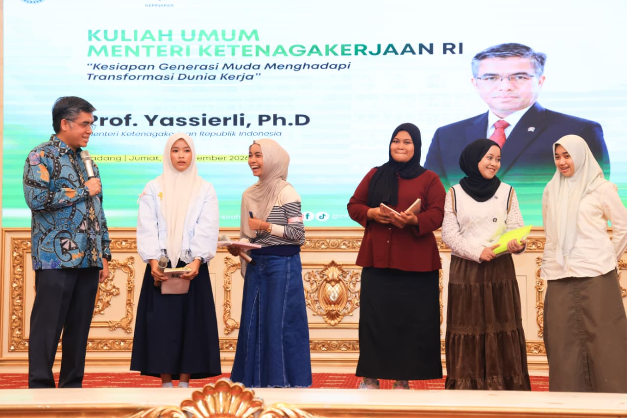 Bekasi - Menteri Ketenagakerjaan (Menaker) Yassierli saat menyampaikan kuliah umum di Universitas Baiturrahmah, Padang, Jumat (25/9/2026). Foto: Ist/Gobekasi.id.