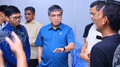 Bekasi - Menteri Ketenagakerjaan (Menaker) Yassierli saat melakukan peninjauan langsung ke pabrik pengolahan hasil perikanan di kawasan Pelabuhan Perikanan Samudera (PPS) Bungus, Kota Padang, Sumatera Barat, pada Jumat (25/09/2026). Foto: Ist/Gobekasi.id.