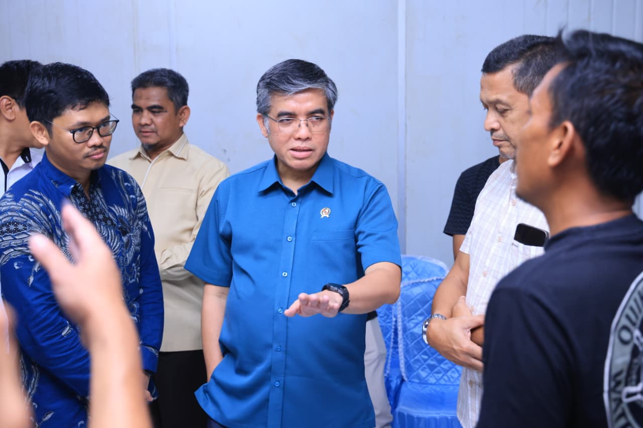 Bekasi - Menteri Ketenagakerjaan (Menaker) Yassierli saat melakukan peninjauan langsung ke pabrik pengolahan hasil perikanan di kawasan Pelabuhan Perikanan Samudera (PPS) Bungus, Kota Padang, Sumatera Barat, pada Jumat (25/09/2026). Foto: Ist/Gobekasi.id.