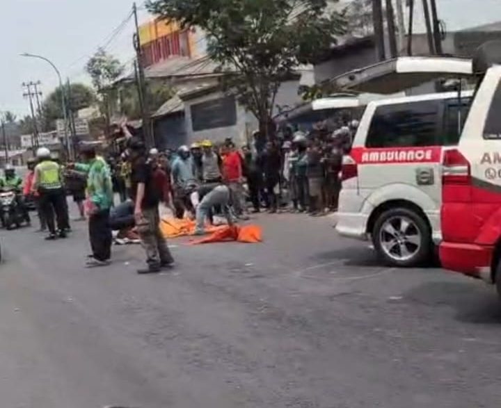 Bekasi - Dua jenazah wanita muda dievakuasi setelah terlibat kecelakaan di Jalan Raya Narogong, Kota Bekasi, Sabtu (26/9/2026). Foto: Ist/Gobekasi.id.