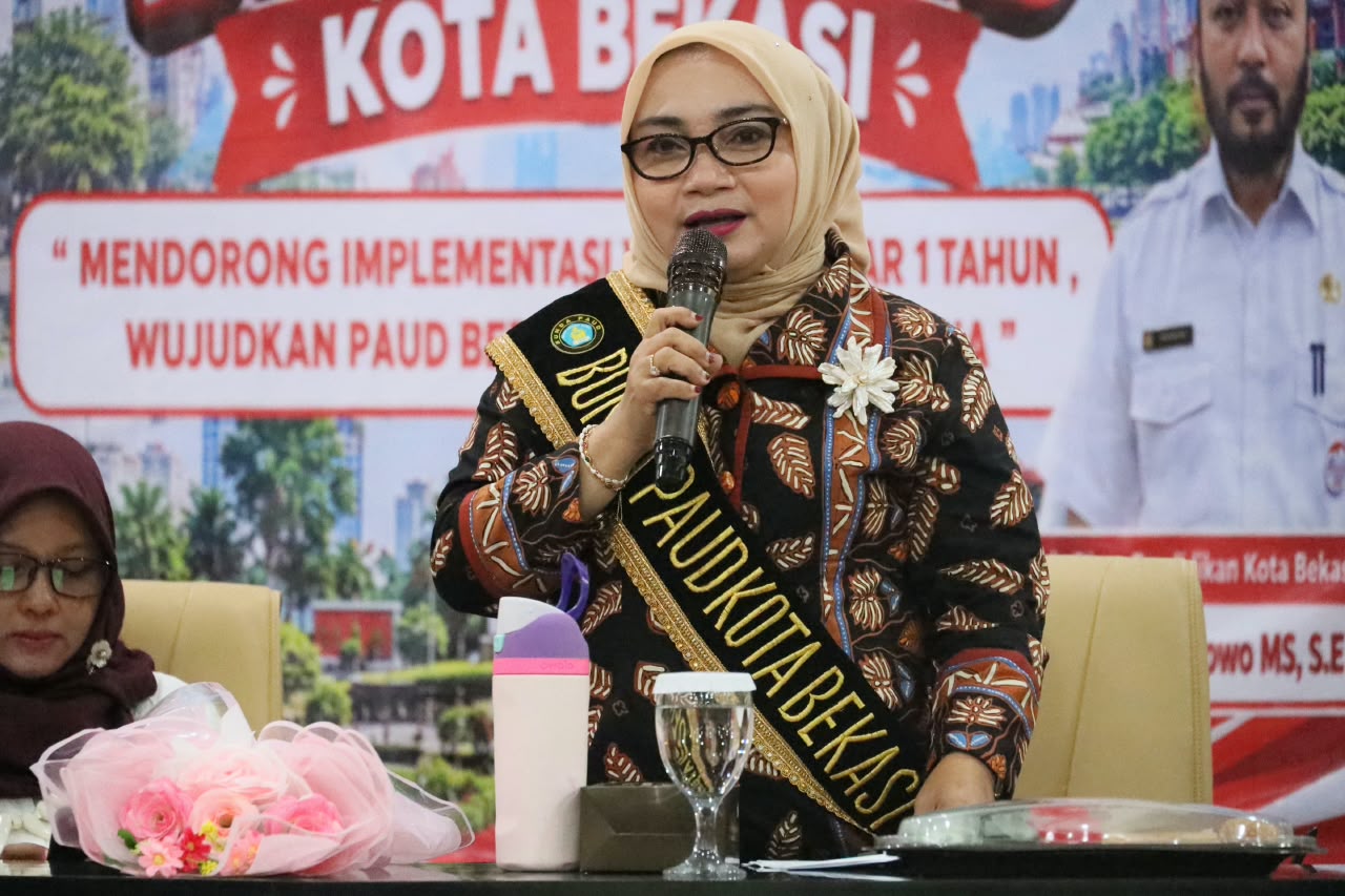 Bekasi - Wiwiek Hargono Tri Adhianto, secara resmi membuka kegiatan Capacity Building Bunda PAUD Kota Bekasi yang diselenggarakan di Kantor Dinas Pendidikan Kota Bekasi pada Jumat (25/09/2026). Foto: Ist/Gobekasi.id.