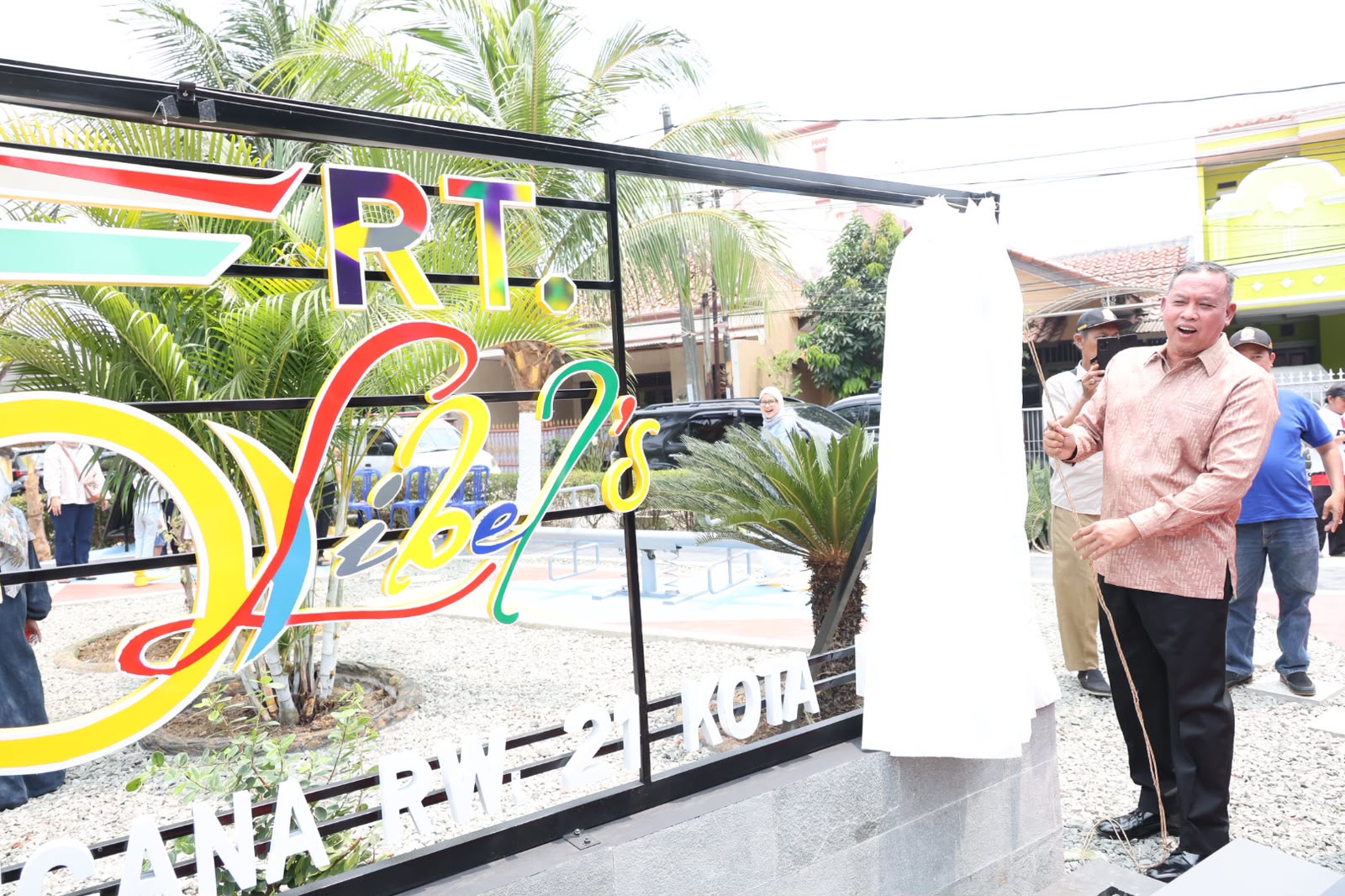 Bekasi - Wali Kota Bekasi, Tri Adhianto meresmikan Ruang Terbuka Hujau (RTH) di Taman Alinda Kenana Bekasi Utara. Foto: Ist/Gobekasi.id.
