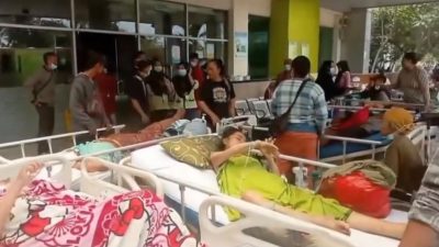 Bekasi - Pasien di RSUD Kabupaten Bekasi dievakuasi keluar gedung setelah munculnya kepulan asap tebal pada, Minggu (27/9/2026). Foto: Ist/Gobekasi.id.