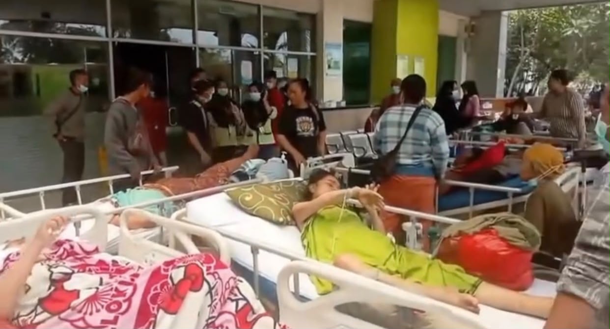 Bekasi - Pasien di RSUD Kabupaten Bekasi dievakuasi keluar gedung setelah munculnya kepulan asap tebal pada, Minggu (27/9/2026). Foto: Ist/Gobekasi.id.